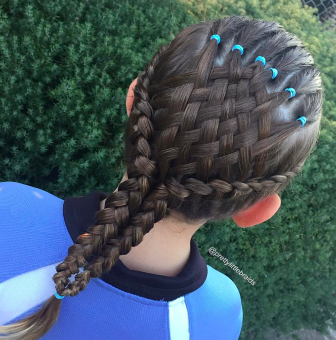 娘の「ヘアアレンジ」に本気を出したママ。アートのレベルに到達！