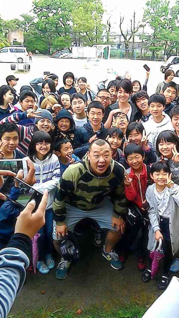 SMAP中居正広、熊本の長嶺小に炊き出し参戦！さっそくバレる