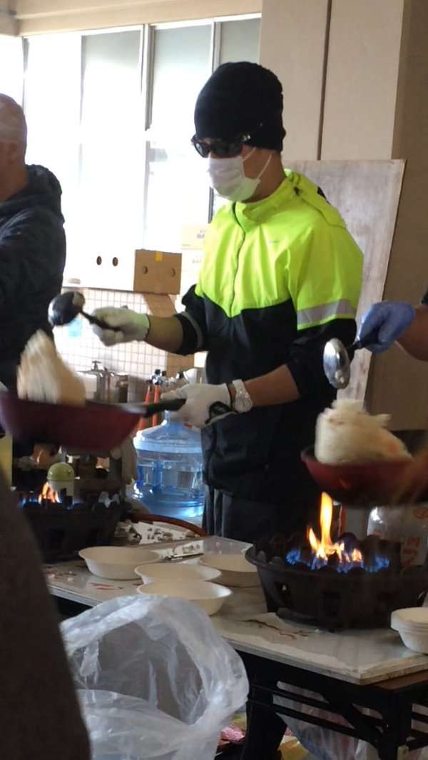 SMAP中居正広、熊本の長嶺小に炊き出し参戦！さっそくバレる