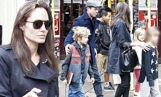 Angelina Jolie and Brad Pitt enjoy Notting Hill family day out | Daily Mail Online