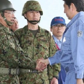 安倍首相が被災者より真っ先に「わが軍」自衛隊を激励！ 小泉首相の中越地震視察でもなかった露骨行動に唖然｜LITERA／リテラ
