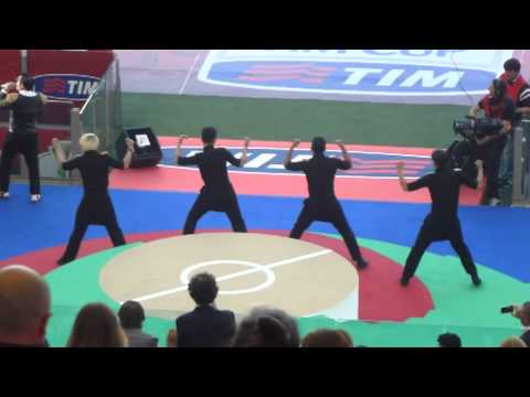 PSYがサッカーイタリア杯決勝で江南スタイルを歌い大ブーイング　PSY was booed at Soccer Co - YouTube