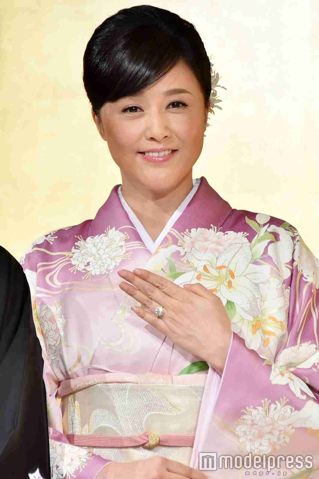 藤原紀香、結婚会見に記者苦笑い!「愛之助とテンション違いすぎ」「指輪を見せてすごいドヤ顔」