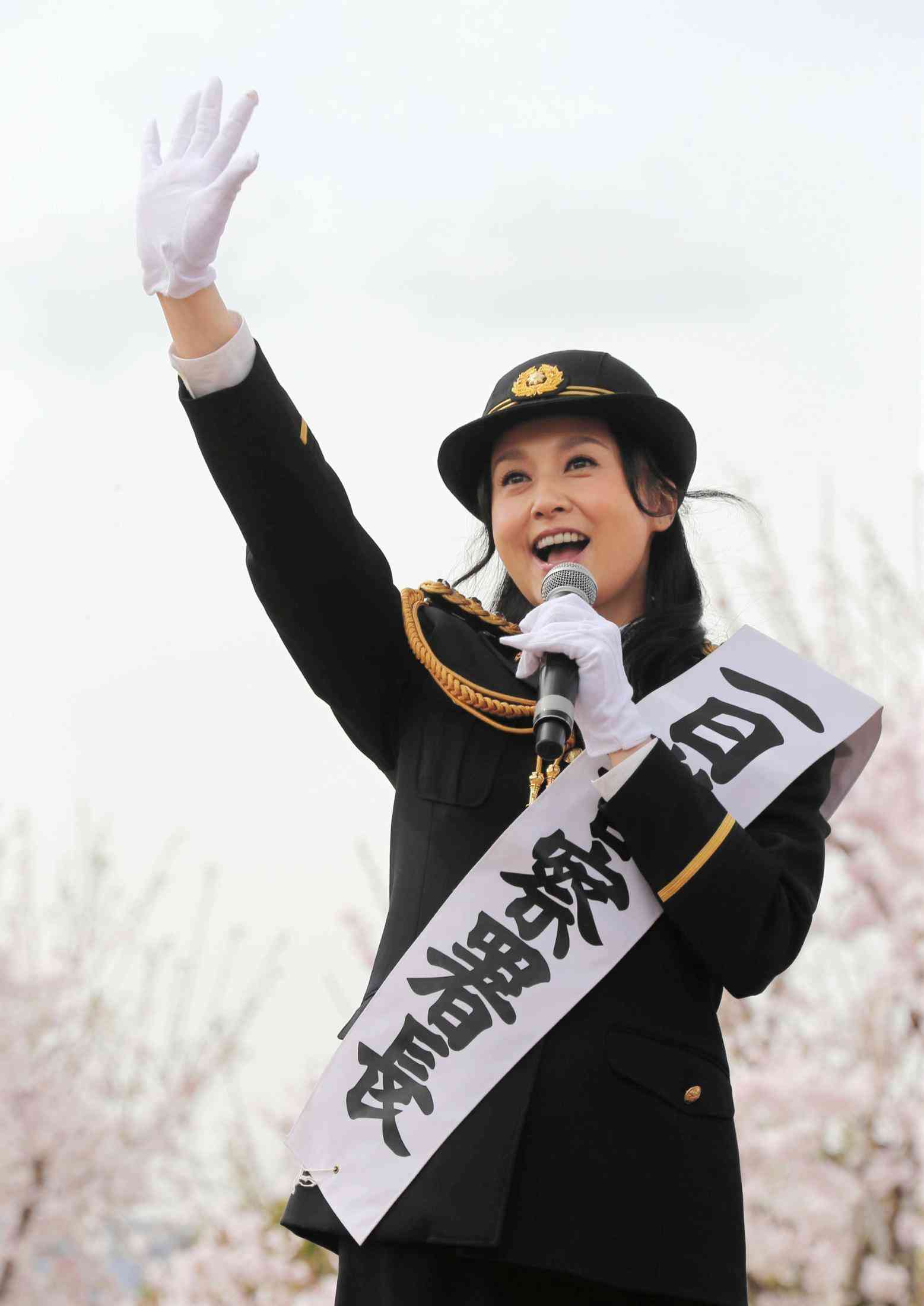 紀香　結婚祝福に笑顔　ミニスカで１日署長 （デイリースポーツ） - Yahoo!ニュース