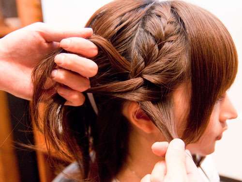 娘の「ヘアアレンジ」に本気を出したママ。アートのレベルに到達！