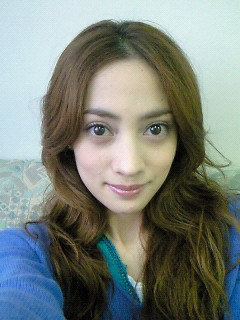 中山エミリ、6か月の長女とヌード共演「親子3人の記念の合作になりました」