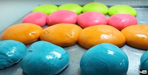 見た目のインパクト……！　NYで大ブームの「レインボーベーグル」爆売れで生産追い付かず