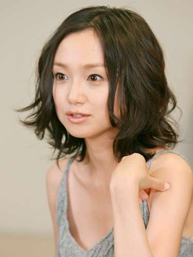 “奇跡の45歳”永作博美にCM共演の22歳・新木優子よりも「かわいい」の声