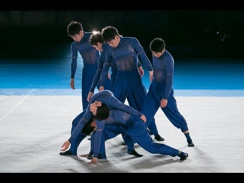 イッセイ ミヤケ主催「青森大学男子新体操部」27人の部員全員参加アーティスティックな演技 - YouTube