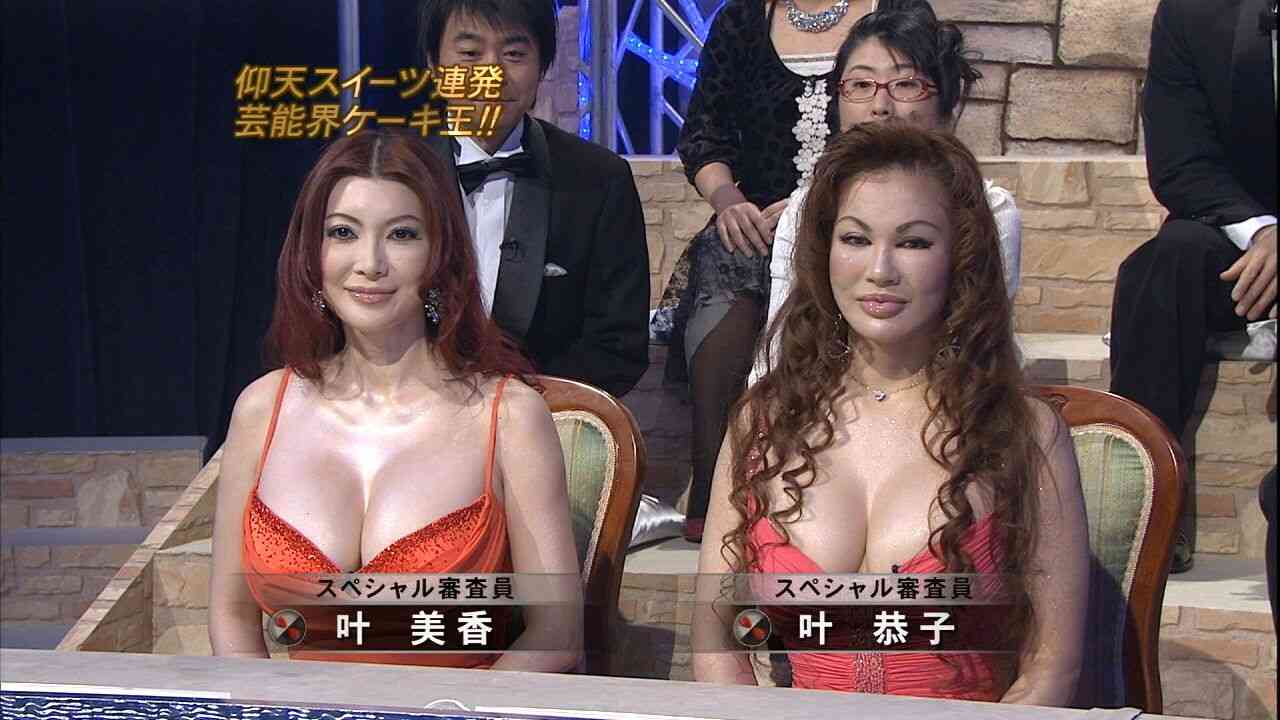 叶美香、溢れそうな豊満美バストを披露 デニムとのギャップで悩殺