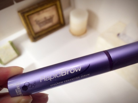 すっぴん隠して胸隠さず、妊婦・釈由美子の眉毛写真に子育て女子がビックリ