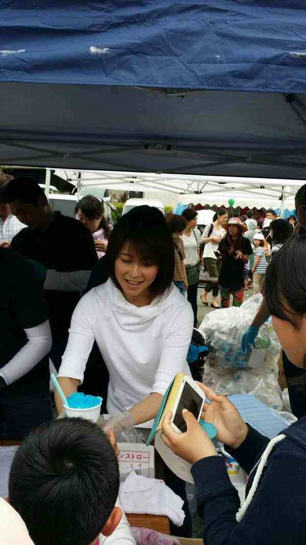 熊本出身の森高千里、益城町で炊き出し　写真撮影にも気さくに 