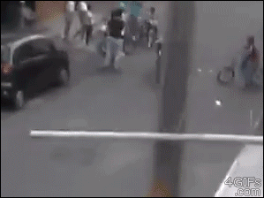 全盲でバイク通勤の男性！後ろの妻が「右に、左に」とナビ（中国）