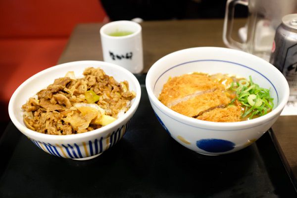 20代では2割も！旅行先でも「チェーン店」で食事する人たち – しらべぇ ｜ 気になるアレを大調査ニュース！