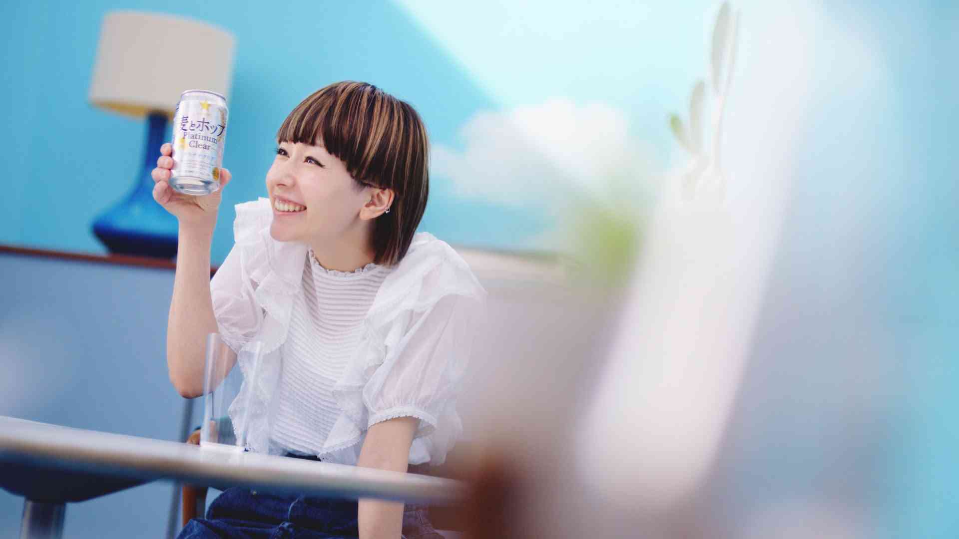 【TVCM】木村カエラ 「爽快カエラ篇」| 麦とホップ プラチナクリア - YouTube
