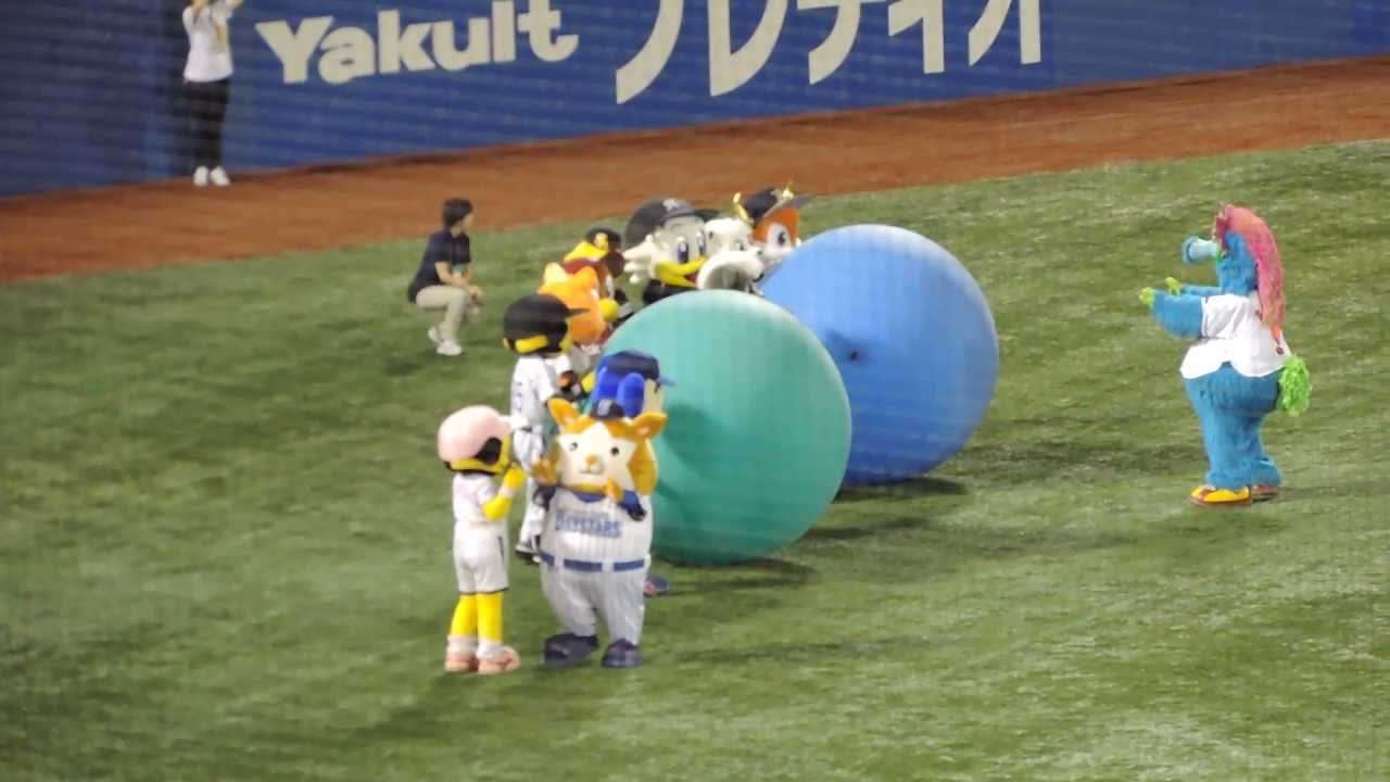 2013/7/20 オールスター　マスコット対決大玉ころがし　ドアラの違反にハリーホーク追撃 - YouTube