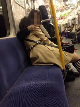 駅や電車内でのカップルのいちゃつきは犯罪？あまりにも度が過ぎれば「公然わいせつ罪」に