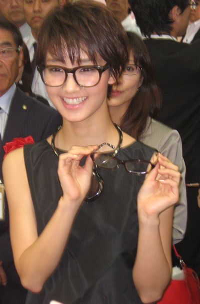 眼鏡姿の女性芸能人の画像