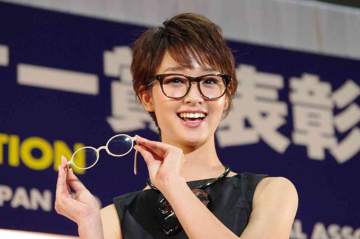 眼鏡姿の女性芸能人の画像