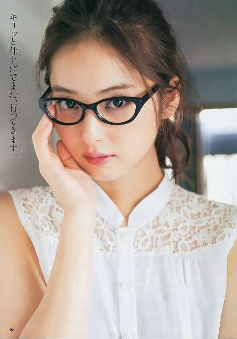 眼鏡姿の女性芸能人の画像