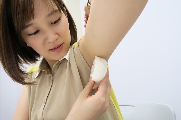 女子がワキの下で握る『腋おにぎり』は美味しいのか？試してみた結果 – しらべぇ ｜ 気になるアレを大調査ニュース！