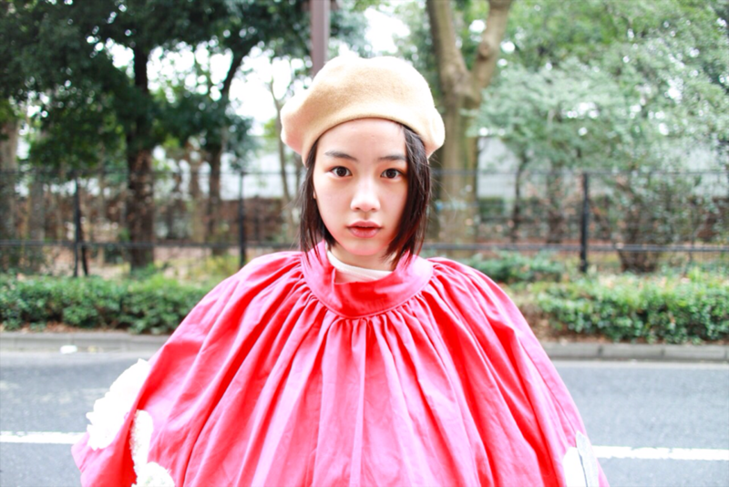 個性的なファッションの有名人の画像