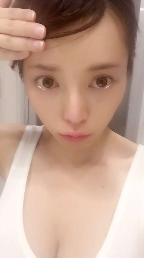 すっぴん隠して胸隠さず、妊婦・釈由美子の眉毛写真に子育て女子がビックリ