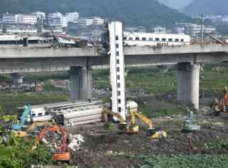 渋滞中でもスイスイ進める未来型公共バスがハイテクエクスポで発表される（中国）