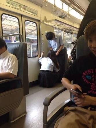 駅や電車内でのカップルのいちゃつきは犯罪？あまりにも度が過ぎれば「公然わいせつ罪」に
