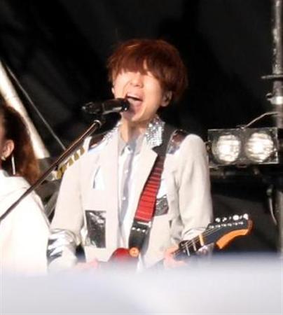 ゲス川谷、悪ノリライブ…ＬＩＮＥ「うさぎ」の着ぐるみで熱唱 - SANSPO.COM（サンスポ）