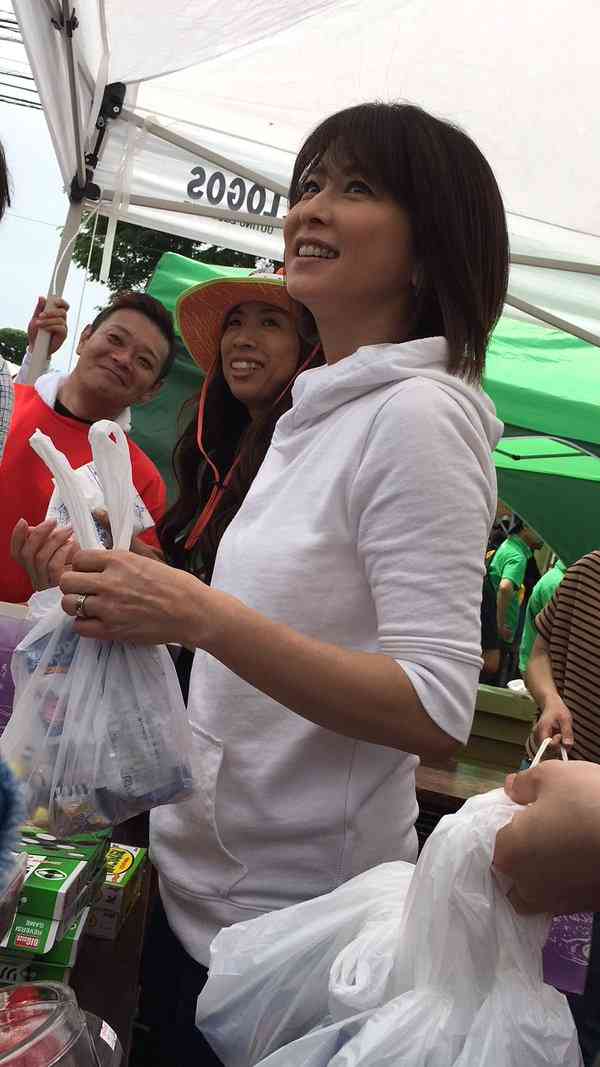 熊本出身の森高千里、益城町で炊き出し　写真撮影にも気さくに 