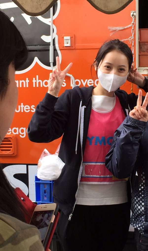 佐々木希さん、熊本県益城町で炊き出しに参加 「嬉しすぎる」と感動の声