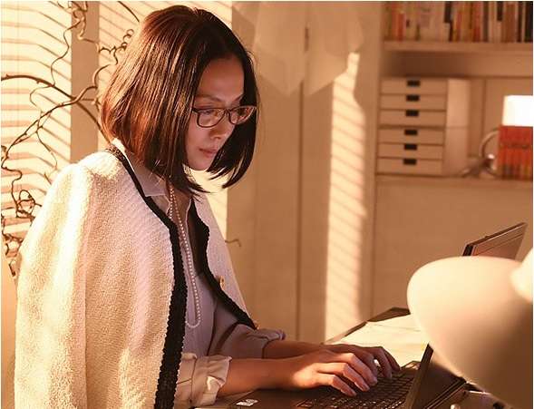 眼鏡姿の女性芸能人の画像