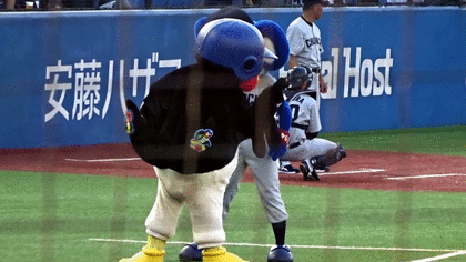 ドアラとつば九郎が息ピッタリで踊るGIF画像 [GIFMAGAZINE]