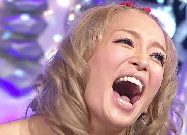 浜崎あゆみ、胸元ざっくり大胆ワンピでトレエンと記念写真公開。
