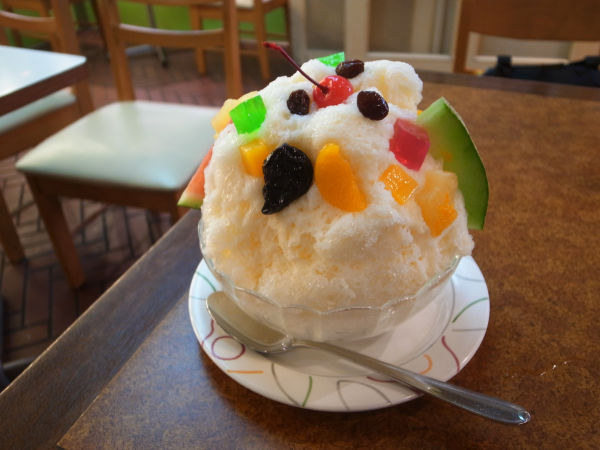 20代では2割も！旅行先でも「チェーン店」で食事する人たち