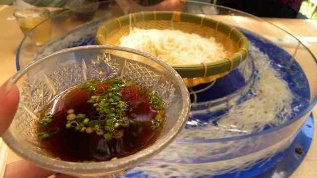 20代では2割も！旅行先でも「チェーン店」で食事する人たち