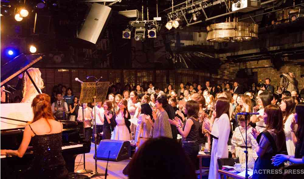 ローラが熊本避難所で炊き出し　志願しお忍び訪問