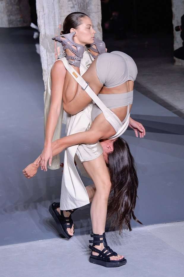 個性的なファッションの有名人の画像