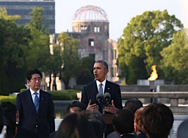 オバマ大統領 広島の平和公園で原爆慰霊碑に献花、核なき世界への決意を表明