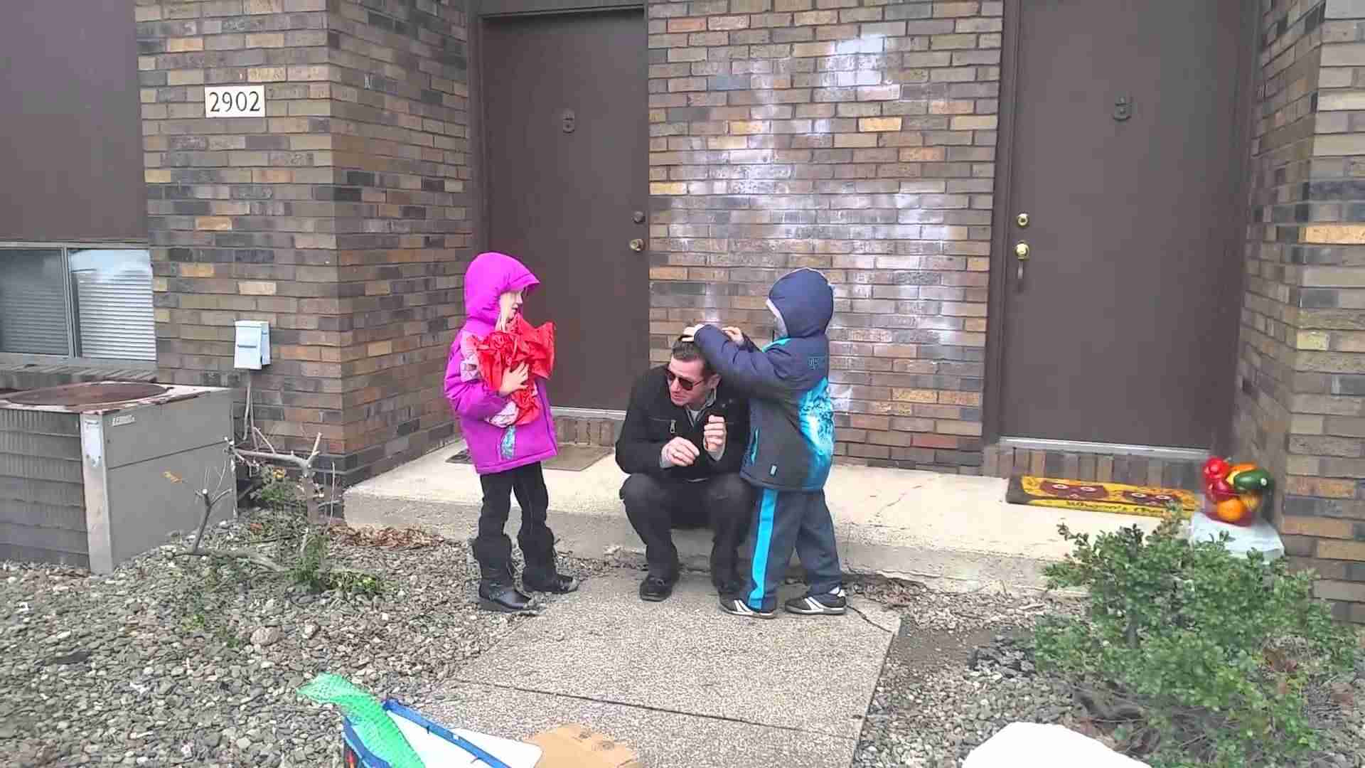 【感動動画】色盲の男性が色弱補正メガネをかけて咽び泣く - YouTube