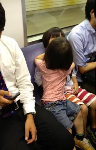 駅や電車内でのカップルのいちゃつきは犯罪？あまりにも度が過ぎれば「公然わいせつ罪」に