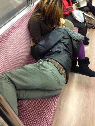 駅や電車内でのカップルのいちゃつきは犯罪？あまりにも度が過ぎれば「公然わいせつ罪」に