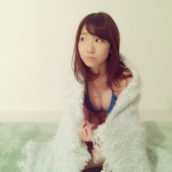 AKB48柏木由紀、胸の谷間がスゴすごるセクシービキニショットにファン大興奮！　「癒されます」