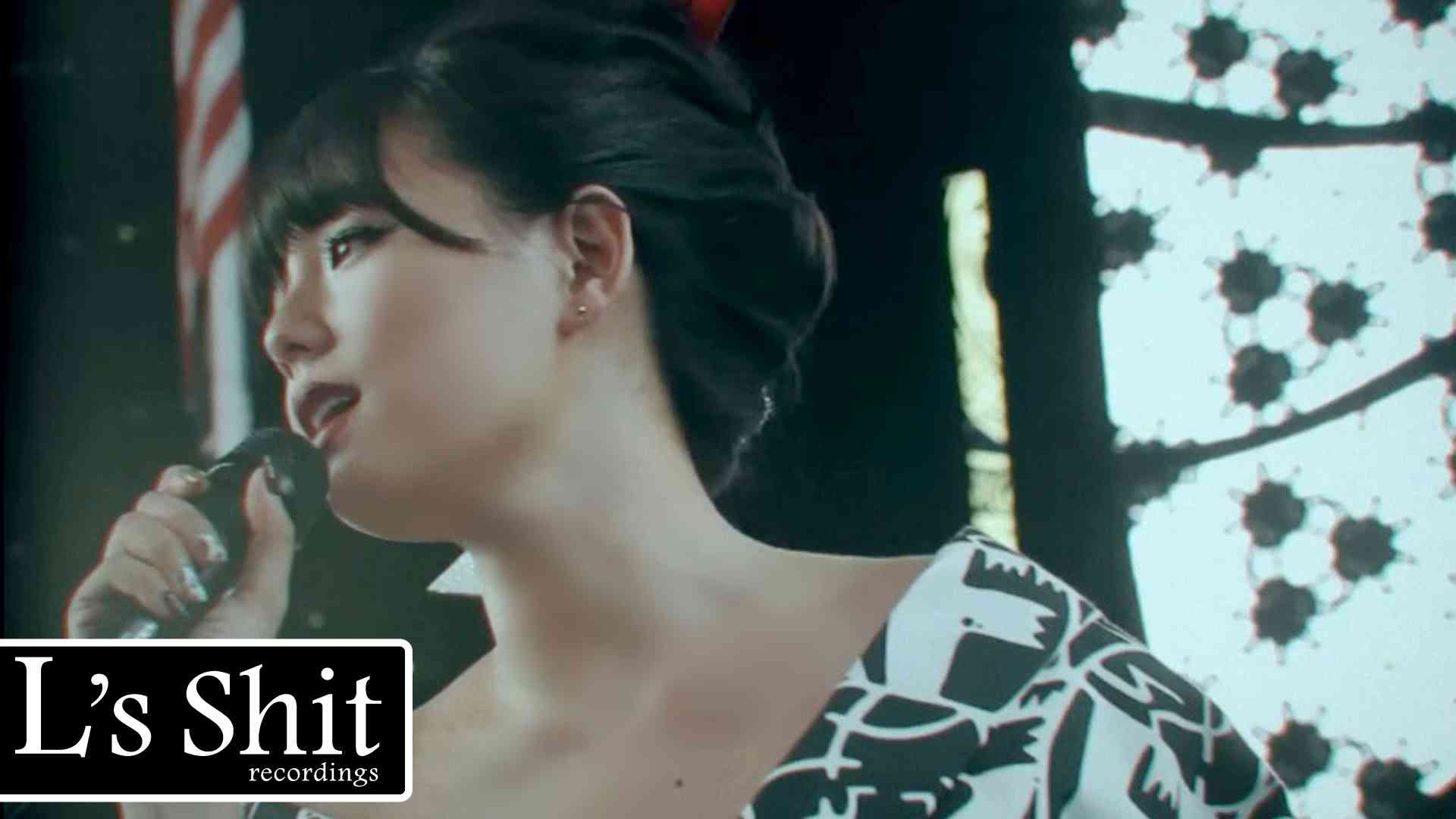 篠崎愛 / Ai Shinozaki 『ヒカリ(HIKARI)』 Music Video (英語字幕版） - YouTube