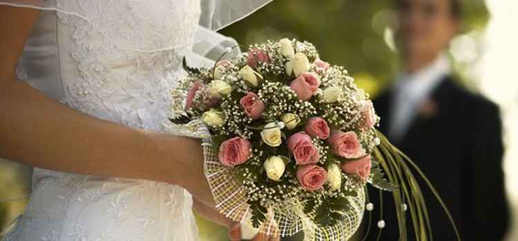 結婚式の定番「ブーケトス」に異変！女子が取りに行かない理由とは？