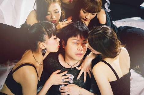 NON STYLE井上裕介、超絶モテ役にドヤ顔　メーガン・トレイナー新曲MVで流し目“NOダンス”