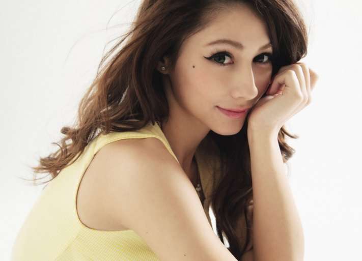 モデルでタレントのダレノガレ明美が4番でキャッチャーの実力！武井壮の速球を簡単にキャッチして話題に | Foundia（ファウンディア）
