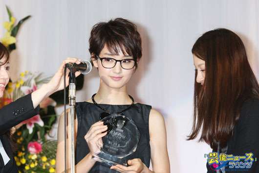 眼鏡姿の女性芸能人の画像