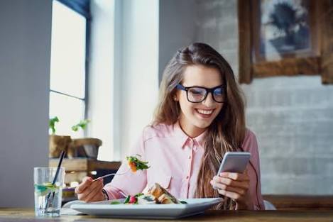 一人で食事中、スマホ見るのはあり？なし？